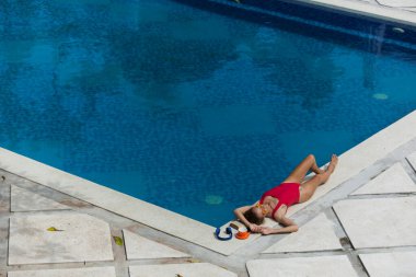 Havuz kenarında dinlenen güzel bir kadın. yüksek kaliteli fotoğraf