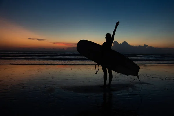 Hermosa Chica Con Una Tabla Surf Atardecer Foto Alta Calidad — Foto de Stock