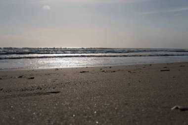 Sahilde beyaz köpük. Bali plajı