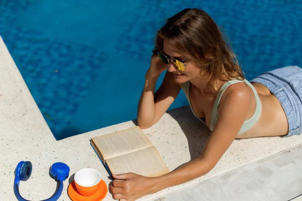 Havuz Kenarında Kitap Okuyan Güzel Bir Kadın Yüksek Kaliteli Fotoğraf — Stok fotoğraf