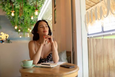 Güzel kız çevrimiçi çalışıyor