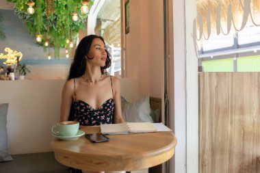 Güzel kız çevrimiçi çalışıyor