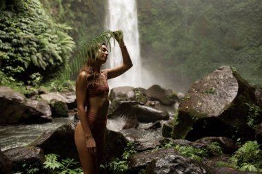 Ormanın arka planında bir kadın portresi.