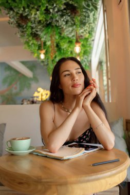 Güzel kız çevrimiçi çalışıyor