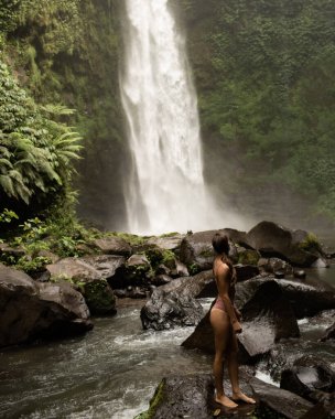 Ormanın arka planında bir kadının portresi.