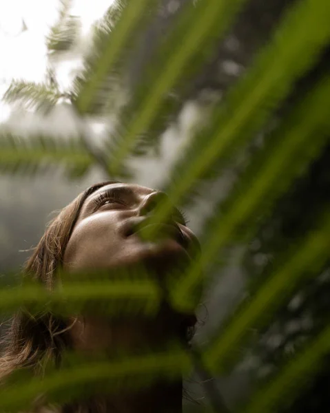 Retrato de una mujer sobre un fondo de la selva. Fotos De Stock Sin Royalties Gratis