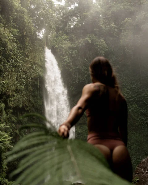 Retrato de una mujer sobre un fondo de la selva. Fotos De Stock Sin Royalties Gratis