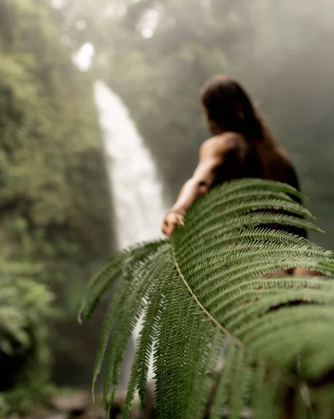 Retrato de una mujer sobre un fondo de la selva. Fotos De Stock Sin Royalties Gratis