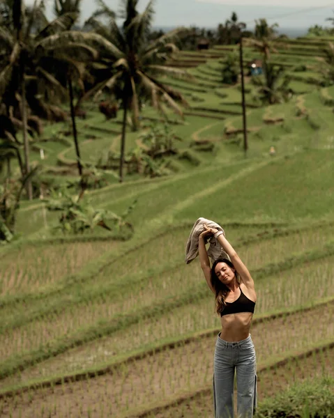 Chica posando sobre el fondo de arroz teresa Imágenes De Stock Sin Royalties Gratis