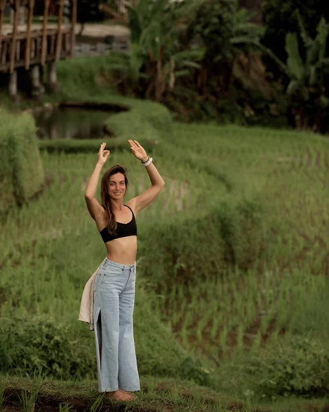 Chica posando sobre el fondo de arroz teresa Imagen De Stock