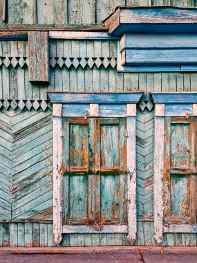 Eski ahşap pencerelerden oyulmuş platformlar