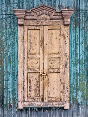 Eski ahşap pencerelerden oyulmuş platformlar