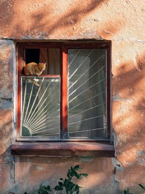 Eski ahşap pencerelerden oyulmuş platformlar