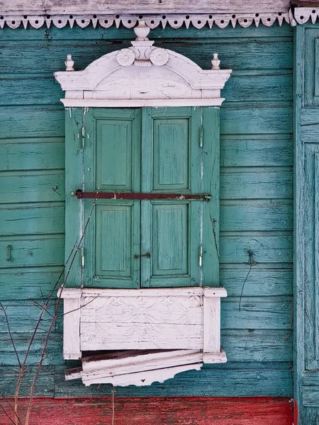 Vyřezávané Destičky Starých Dřevěných Oken — Stock fotografie