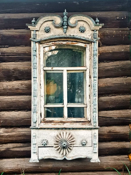 雕刻的老式木制窗户板带 — 图库照片