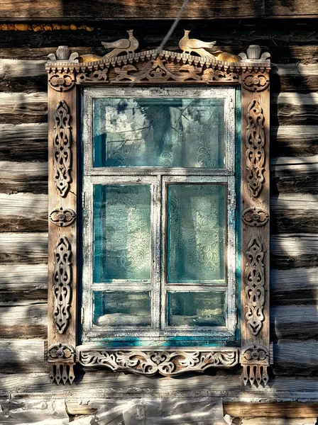 古い木製の窓の彫刻板バンド — ストック写真