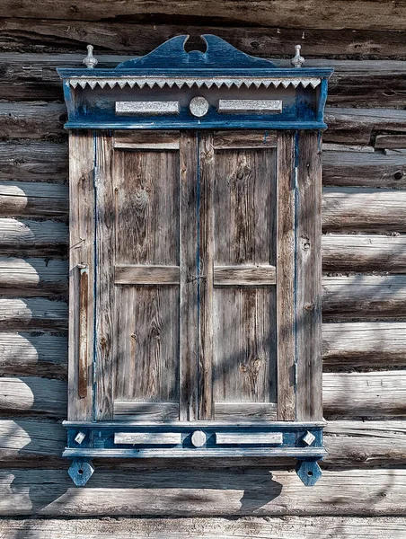 雕刻的老式木制窗户板带 — 图库照片