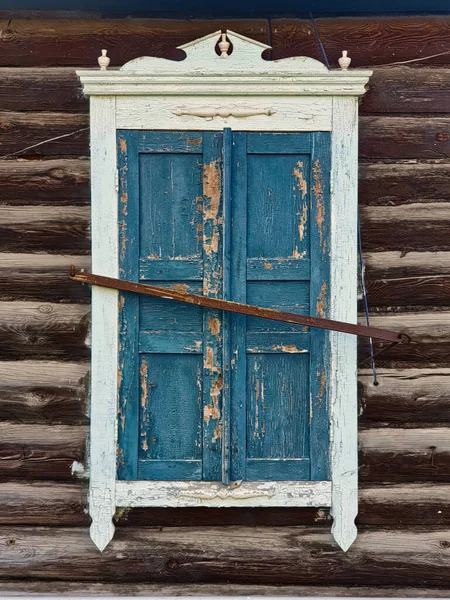 雕刻的老式木制窗户板带 — 图库照片#