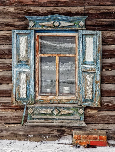 雕刻的老式木制窗户板带 — 图库照片#