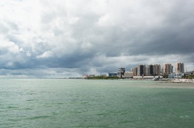 Novorossiysk, Rusya, 13 Ağustos 2021: Tsemesskaya Körfezi 'nin panoramik manzarası, General Serebryakov' un seti ve bulutlu bir yaz sabahı modern güzel bir güney şehrinin yeni evleri