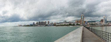 Novorossiysk, Rusya, 13 Ağustos 2021: Bulutlu bir yaz gününde modern güney şehrinin batı rıhtımından panoramik manzara