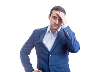 Düşünceli ve üzgün işadamı, beyaz arka planda kafa kafaya verip stresli ve şaşkın şaşkın bakıyor. Baş ağrısı ve endişe çeken bir adam.