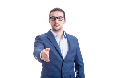 Beyaz arkaplanda el sıkışmak için elini uzatan kendinden emin iş adamı. Şirket çalışanı selamı, patron çalışanı selamlaması. İş anlaşması, ortaklık ve işbirliği