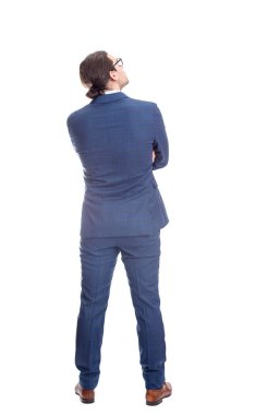 Takım elbiseli bir işadamı beyaz arka planda izole edilmiş uzun ve düşünceli bir portreye bakıyor. İş planlama kavramı 