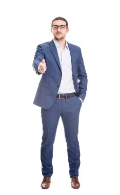 Beyaz arka planda kendine güvenen bir iş adamının el sıkışırken çekilmiş uzun bir portresi. Patron çalışanı selamlar. İş anlaşması, ortaklık ve işbirliği