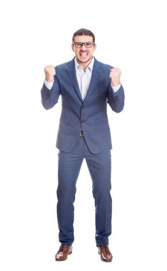 Tutkulu iş adamının tam boy portresi yumruklarını sıkıca bağırıyor, beyaz arka planda izole edilmiş zaferi tutkuyla kutluyor. Başarılı ve motive olmuş bir iş adamı.