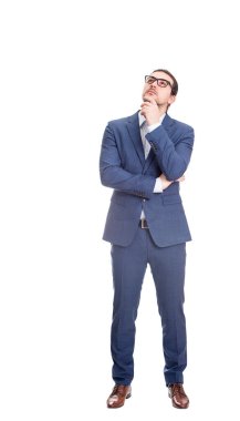 Düşünceli bir iş adamının tam boy portresi elini çenesinin altında tutuyor, beyaz arka planda izole edilmiş dalgın bir şekilde yukarı bakıyor. Dahiyane fikirler üzerinde düşünen ve düşünen bir iş adamı.