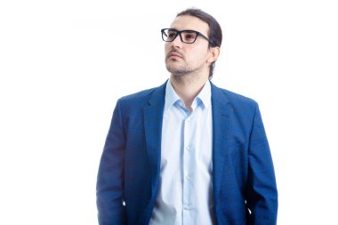Düşünceli iş adamı beyaz arka planda izole edilmiş bir şekilde başka yere bakıyor. Dahiyane fikirler üzerinde düşünen ve düşünen bir iş adamı..