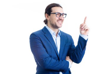 Kendine güvenen işadamı, beyaz arka planda izole edilmiş gülümseyen işaret parmağına işaret ediyor. Memnun iş adamı, gözlük takıyor, işaret parmağını yukarı kaldırıyor.