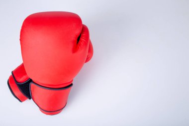 Beyaz arka plan üzerinde izole kırmızı Boks eldiveni.