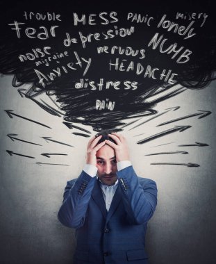 Umutsuz ve bunalımlı iş adamı şaşkın görünüyor, el ele verip saçlarını bozuyor. Sinirli ve stresli iş adamlarının büyük sorunları, duygusal sorunları var.