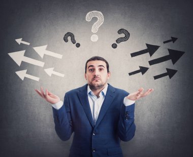 Kafası karışmış işadamı omuzlarını silker, elleri açık, sol ya da sağ tarafı seçmek için şüpheleri vardır. Şaşırmış erkek belirsizliğini ifade eder, farklı yönleri gösteren farklı ok gibi soruları vardır.