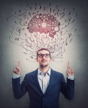 Memnun iş adamı işaret ediyor, tatmin olmuş görünüyor. Çarklı beyin ve kafanın üstündeki düşünceler gibi çizimler. Kendine güvenen iş adamı, zihinsel gelişim kavramı