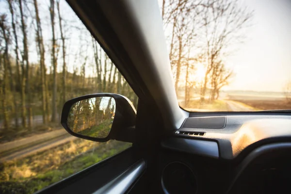 Autoinnenraum Bei Sonnenaufgang Auf Einem Waldweg Unterwegs Mit Dem Auto — Stockfoto