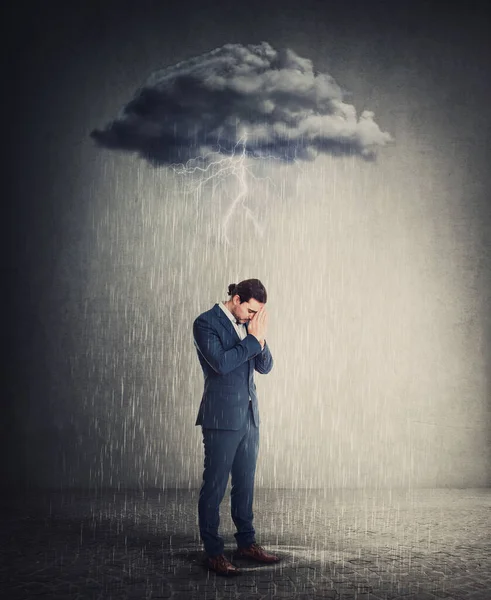 Песимістичний Депресивний Бізнесмен Стоїть Під Дощем Негативні Думки Стоять Над — стокове фото