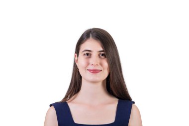 Güzel bir gülümseme ile kameraya bakan neşeli genç bir kadın beyaz arka planda izole edilmiş fotokopi alanı ile.