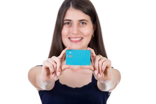 一名年轻女子的近照 双手伸向相机 出示了一张信用卡 为她最喜欢的银行 金融概念做广告的女孩 — 图库照片
