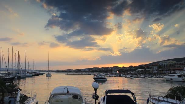 Sonnenuntergang über dem Yachthafen — Stockvideo