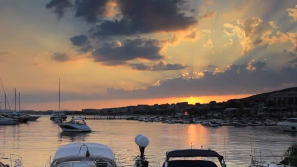 Coucher de soleil sur le port de plaisance — Video