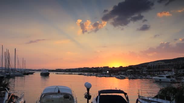 Puesta de sol sobre el puerto deportivo del yate — Vídeo de stock