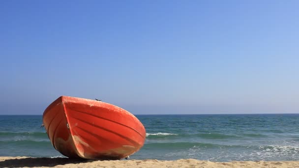 Barco rojo en la playa — Vídeo de stock