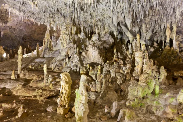 Stalagmieten en stalactieten in de grot — Stockfoto