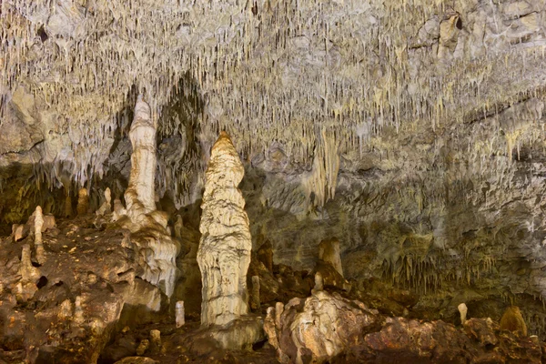 Estalagmitas en la cueva — Foto de Stock