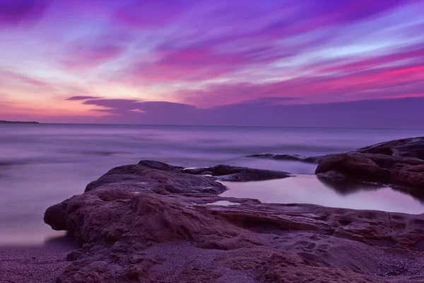 Sunrise kayalık plaj üzerinde — Stok fotoğraf