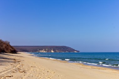 güzel bir plaj ve kayalık deniz kıyısı