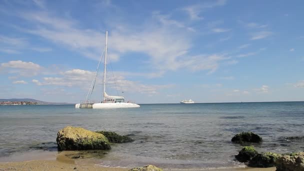 Catamaran in de buurt van de kust — Stockvideo